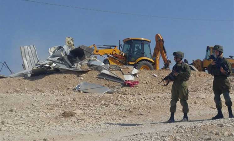 آليات الاحتلال تهدم ثلاثة مساكن فلسطينية جنوبي الضفة