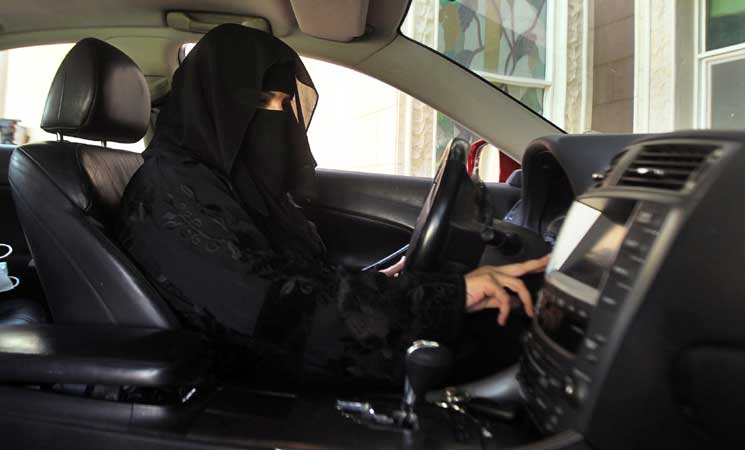 “كبار العلماء” السعودية تؤيد قرار السماح للمرأة بقيادة السيارة