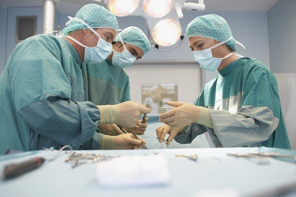 فريق طبي تشيكي يجري عمليات جراحية لأردنيين ولاجئين سوريين