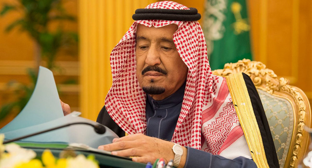 العاهل السعودي يتعهد بمواجهة الفساد "بكل حزم وعزم" 