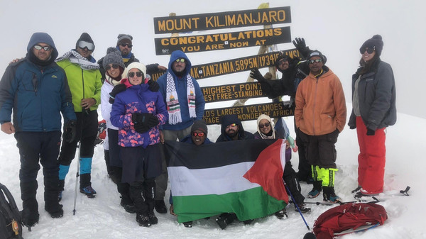 16 شابا وفتاة من فلسطين يتسلقون أعلى قمة إفريقية