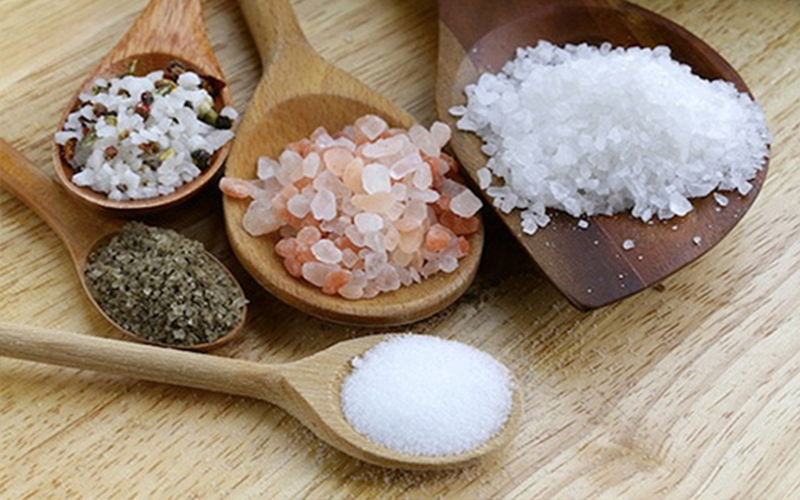 هل الملح الملون أكثر صحية من النوع العادي؟