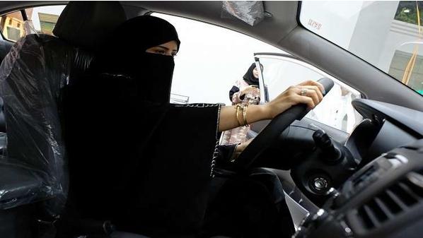 السعودية تسمح للنساء بقيادة سيارات الأجرة