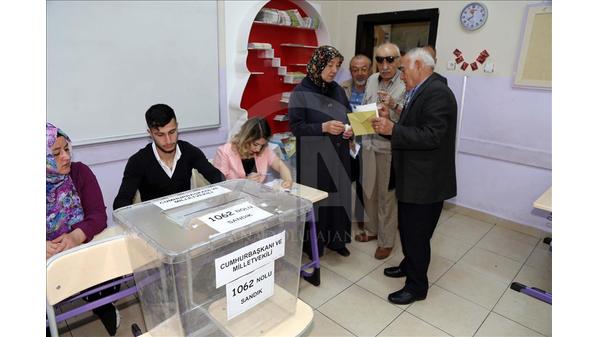 انطلاق عملية الاقتراع في الانتخابات الرئاسية والبرلمانية التركية