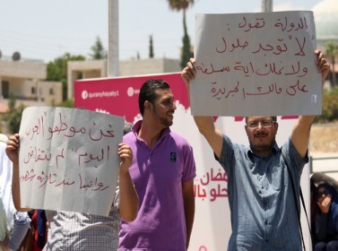 صحفيين يلوحون بإجراءات احتجاجية بعد طر د  السبيل 30 صحفي وإغلاق صحف