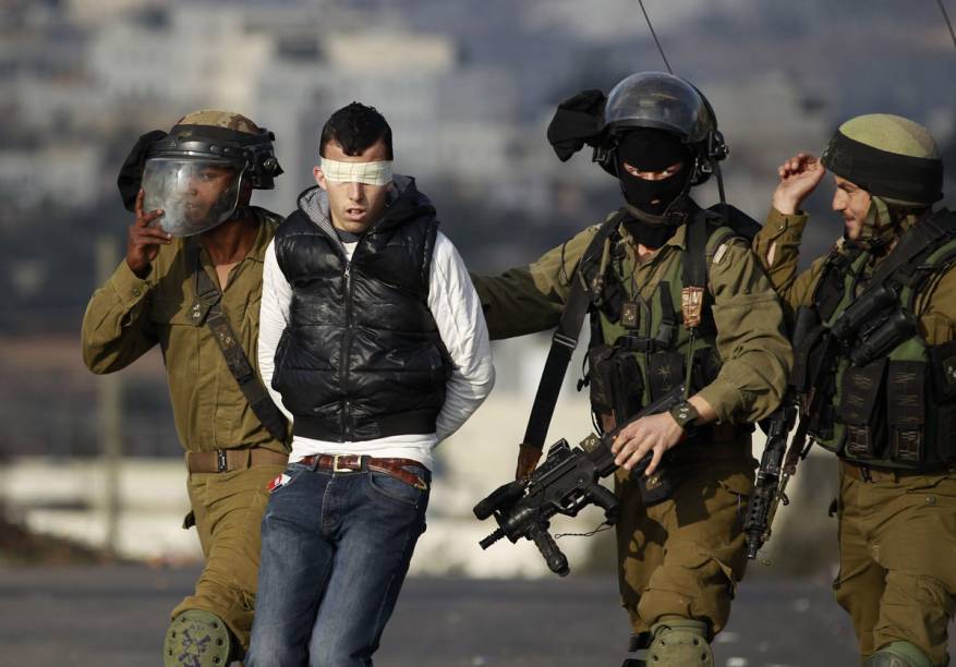 الاحتلال يعتقل 14 فلسطينيا