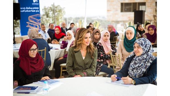 الملكة رانيا تلتقي الطلبة المستفيدين من منح صندوق الأمان