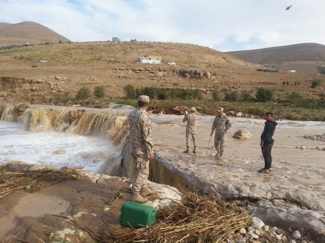 جنود وضباط المنطقة العسكرية يشاركون في تمشيط مناطق الوالة... صور