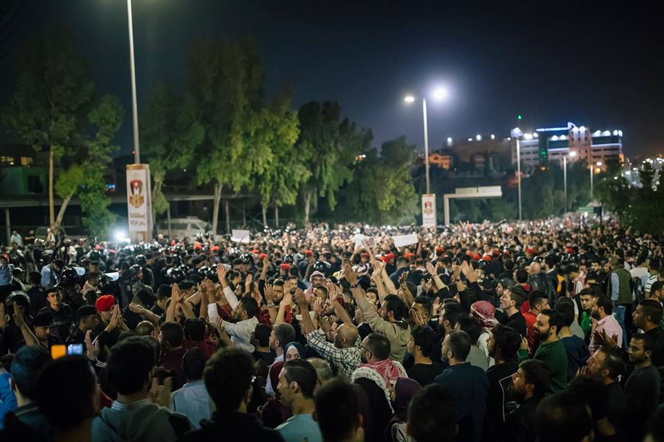 اغلاقات أمام المحتجين من الوصول للرابع تؤدي إلى نقل الحراك لدوار الشميساني