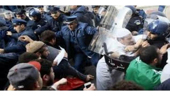 عشرات الجرحى من الشرطة واعتقال 200 شخص في احتجاجات الجزائر