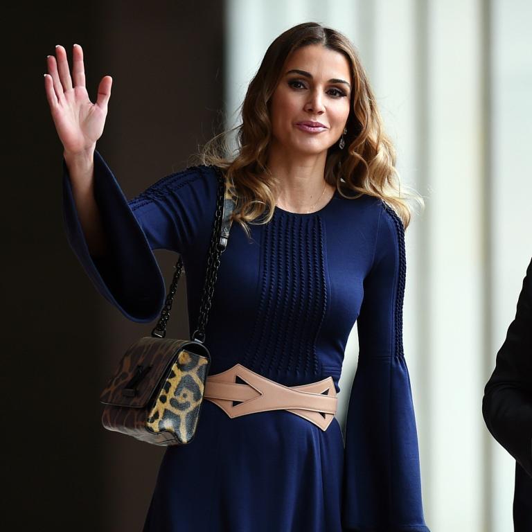  الملكة رانيا توجه رسالة باللغتين العربية والإنجليزية للاسرة الأردنية 