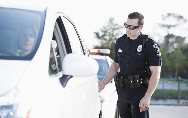 لماذا يلمس الشرطي عادةً الضوء الخلفي للسيارة أثناء توقيفها؟