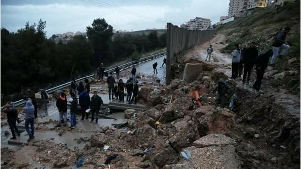امطار الخير الأخيرة تتسبب في انهيار جدار الفصل العنصري في القدس