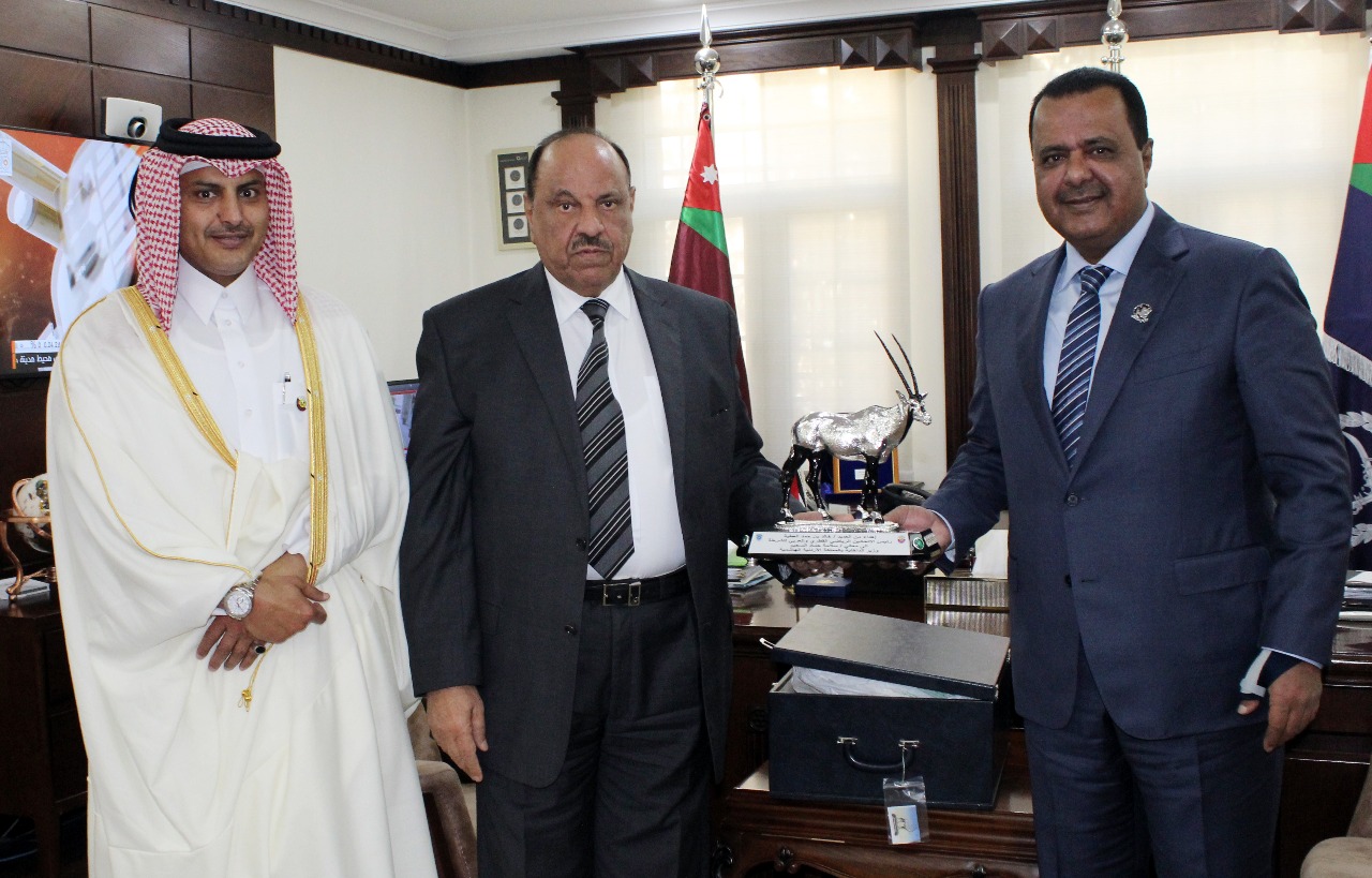 وزير الداخلية يلتقي السفير القطري في عمان 