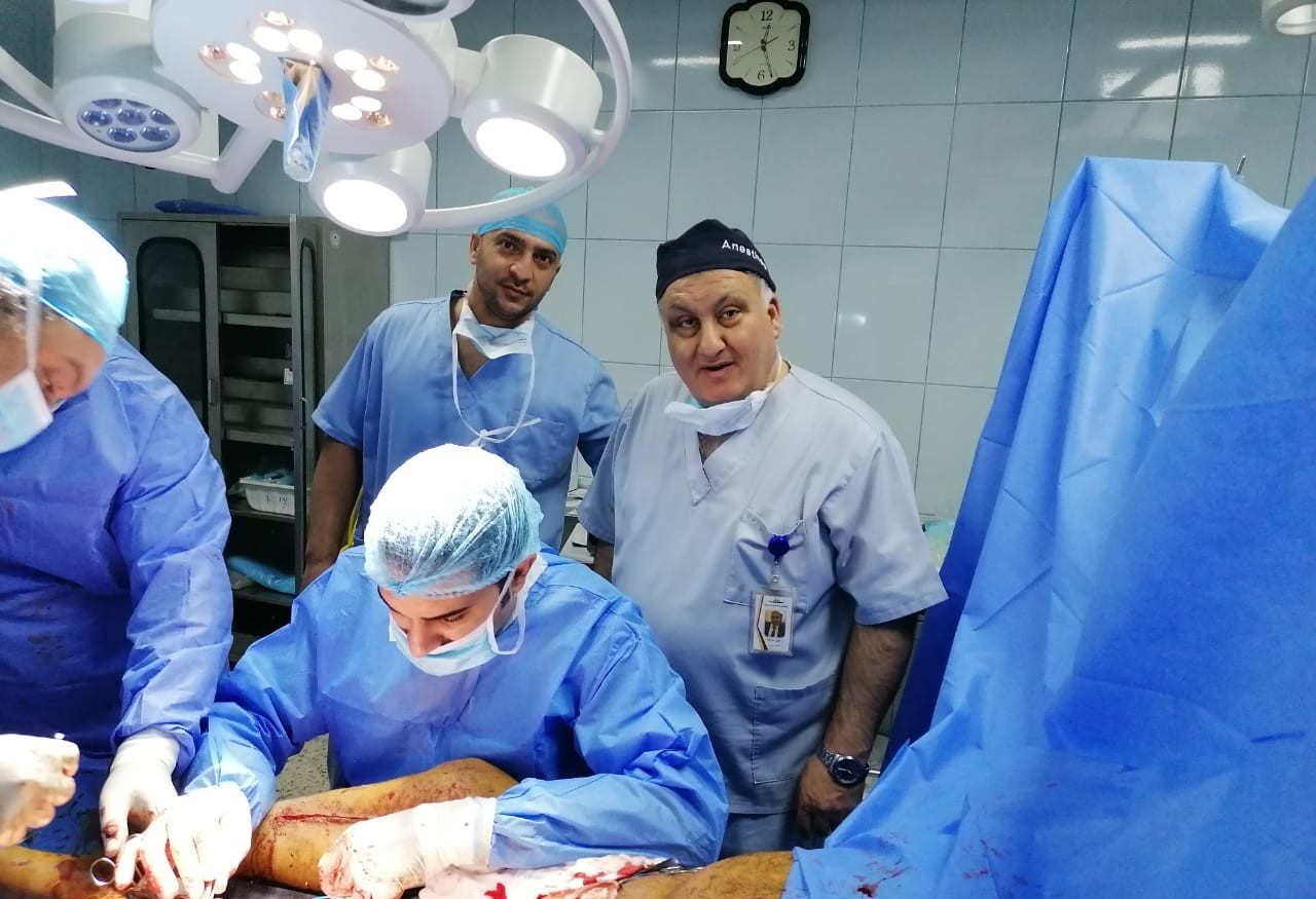 في عملية جراحية نوعية: زراعة شرايين لمريض  مستيقظ بمستشفى المقاصد 