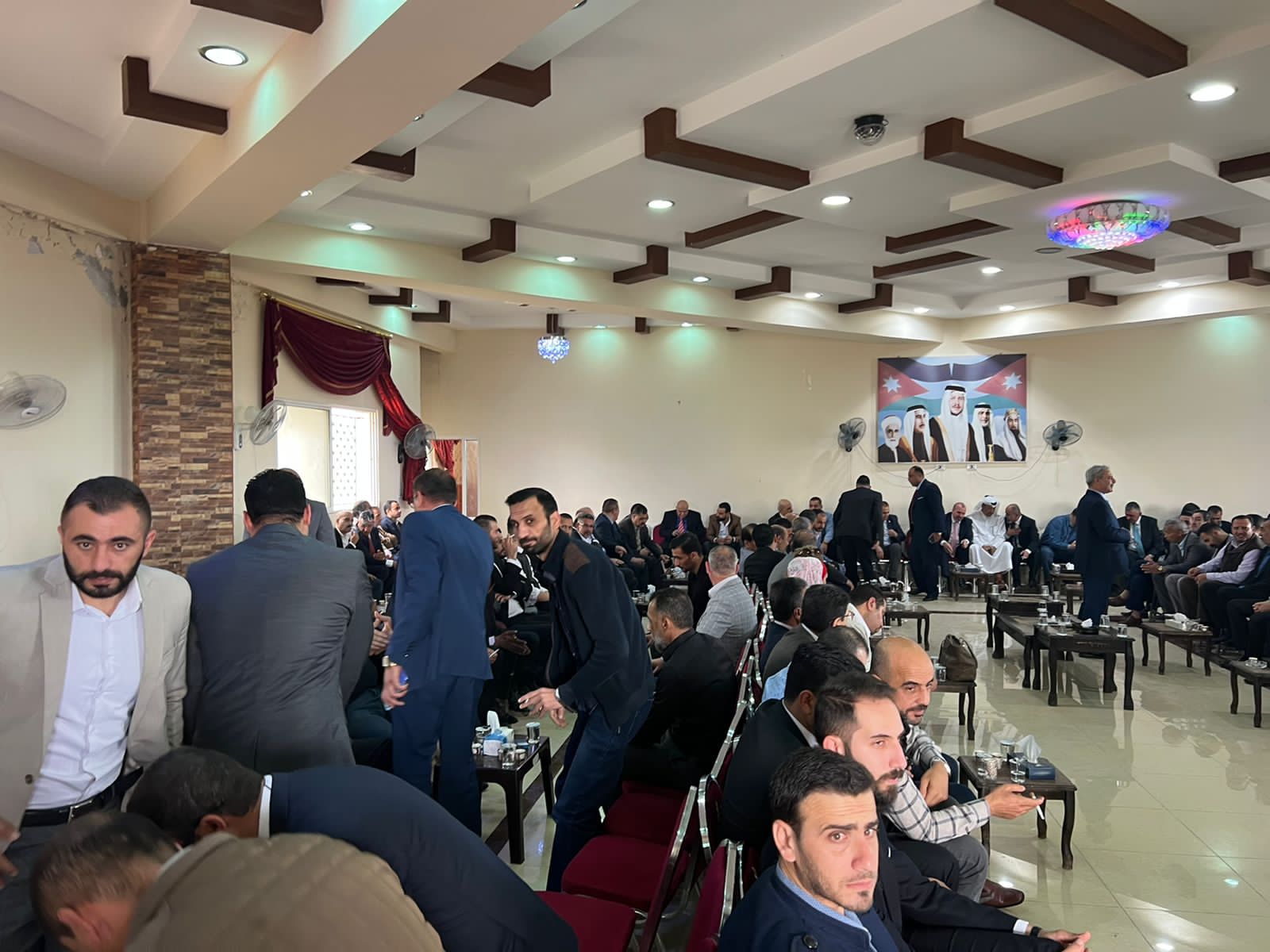 جمع كبير من الهيئة العامة لنقابة المحامين  يعقد اجتماعا في ديوان الخطايبة / في محافظة أربد الكورة أزمال 