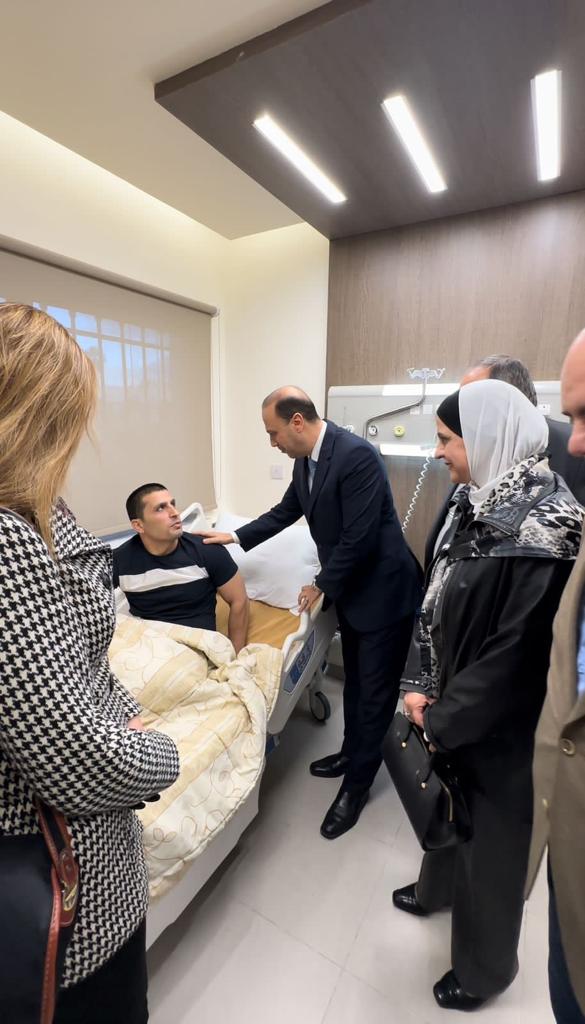 اعضاء الميثاق الوطني يزورون مصابين غزة في مدينة الحسين الطبية.  