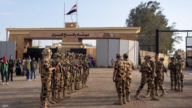 مصر ترسل 40دبابة وناقلة جند لشمال شرق سيناء قُبيل تنفيذ عملية عسكرية اسرائيلية في رفح